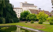 In der Holzmühle gibt es Ausstellungen, ein Hofcafé und ein Yogastudio.