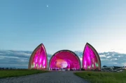 Es ist ein Highlight der Sommer-Open-Airs mit beliebten Melodien aus Filmmusik, Klassik, Musical und Oper. Das NRW Sommerkonzert findet 2025 vor der spektakulären Kulisse des Luftschiffhangar am Flughafengelände Essen/Mülheim statt. Besucher- und Zuschauer/innen dürfen sich deshalb auf eine ganz besondere musikalische Auswahl freuen: mit Hits rund ums Thema "Fliegen" - vom virtuosen Hummelflug bis zu "Fly Me to the Moon".