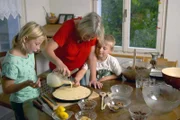 Thomas' Frau Jacqueline bereitet mit den Kindern Lisa und Mark den sogenannten Schlorzifladen zu.