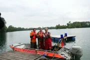 Willi (li.) will herausfinden, wer über das Wasser wacht - nämlich die Wasserwacht! Manfred (re.) und Matias (Mitte) nehmen ihn mit in einem superschnellen Motorboot.