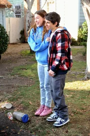 Sue (Eden Sher, l.) sagt Matt (Moises Arias, r.) endlich, was sie für ihn empfindet, doch der reagiert anders als erhofft. Unterdessen tut Frankie alles dafür, um als Freiwillige beim Superbowl helfen zu dürfen ...