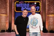 Treten bei "Wer weiß denn sowas?" als Kandidaten an: Der Comedian Markus Krebs (2.v.l.) und der Comedian Rüdiger Hoffmann (2.v.r.).