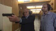 Der Waffen-Sachverständige des LKA, Axel Manthei (rechts), lässt Oliver Bendixen mit einer Waffe Probe zielen.