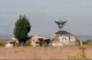 Der albanische Diktator Enver Hoxha ließ während des Kalten Krieges Hunderttausende von Bunkern erbauen, die bis heute das Land übersäen.