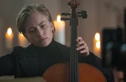 Ulla (Elisa Schlott) spielt ein besonderes Solo auf Winnes Trauerfeier. Ulla (Elisa Schlott) spielt ein besonderes Solo auf Winnes Trauerfeier.