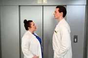 Vanessa (Julia Augustin) stößt Johannes (Maximilian Schneider) vor den Kopf, als sie sich in Valeas Behandlung einmischt.