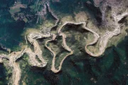 Satellitenbilder zur Dokumentation des Klimawandels und von Naturkatastrophen: Blick von oben auf die braun verfärbte Ahr während der Flutkatastrophe im Sommer.