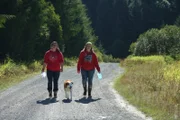 Breanna Miethe und Veronica Arrants pflücken Beeren.