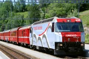 Die Rhätische Bahn mit ihrer UNESCO-Weltkulturerbe Lokomotive.