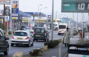 Die Tankstellenmeile in Wasserbillig: Dies ist der Grund, aus dem so viele den Weg über die Grenze nach Luxemburg suchen. Die Benzinpreise in Luxemburg liegen noch immer deutlich unter deutschem Niveau. An der Nationalstraße in Wasserbillig buhlen zahlreiche Tankstellen um die Gunst der Autofahrer.