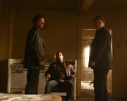 Während Beckett nicht in der Stadt ist, wird Castle (Nathan Fillion, r.) in den neusten Fall von Detective Slaughter (Adam Baldwin, l.) verwickelt. Dabei spielt Clint (Wade Allain-Marcus, M.) eine Schlüsselrolle ...