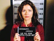 Jordan (Jill Hennessy) wird wegen Mordes an ihrem Freund verhaftet. Jordan (Jill Hennessy) wird wegen Mordes an ihrem Freund verhaftet.