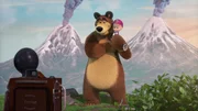 Mascha und der Bär sind stolz. Sie haben das Ziel ihrer Wanderung erreicht!