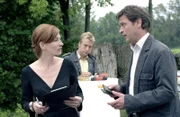 Interessiert verfolgt Michi Mohr (Max Müller, mi.), dasss Chrsitian Lind (Tom Mikulla) gegenüber der schönen Helen Rohloff (Tatjana Alexander) ganz rasch seine professionelle Hartnäckigkeit gegen liebenswerte Komplimente getauscht hat.