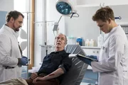 Bernhard Lorenz (Peter Prager, M.) wird von Dr. Marc Lindner (Christian Beermann, l.) und Mikko Rantala (Luan Gummich, r.) in der Notaunahme behandelt. Bernhard Lorenz (Peter Prager, M.) wird von Dr. Marc Lindner (Christian Beermann, l.) und Mikko Rantala (Luan Gummich, r.) in der Notaunahme behandelt.