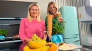 Wie selbstgemachtes Eis auch zu Hause bestens klappt? Das erfährt Hendrike Brenninkmeyer (r.) von Ernährungsberaterin und Foodbloggerin Jenny Böhme (l.)!