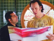 Bug (Ravi Kapoor, l.) platzt fast vor Stolz &uuml;ber sein neues Auto. Er zeigt seinem Kollegen Nigel (Steve Valentine) die bunten Prospekte.