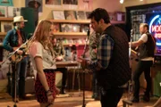 Claire Wilkes (Anja Savcic, l.); Sam Loudermilk (Ron Livingston, r.)