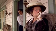 Muriel Pettibone (Marilan Lightstone), Izzy Pettibone (Heather Brown) (v.l.)
