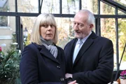 Alfons steht der beunruhigten Charlotte bei: Sie fragt sich immer mehr, ob sie allmählich verrückt wird.