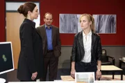 rbb Fernsehen HEITER BIS TÖDLICH - HAUPTSTADTREVIER, FOLGE 3, "Herzlos", am Samstag um 20:15 Uhr. Julia Klug (Friederike Kempter, r.) hat illegal Krankenakten abgefilmt und erhält dafür im Beisein von Johannes Sonntag (Matthias Klimsa, M.) eine Standpauke von Marei Schiller ( Julia Richter, l.).