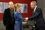 NDR Fernsehen HEITER BIS TÖDLICH - HAUPTSTADTREVIER, "Heiratsschwindler", am Samstag um 16:45 Uhr. Felix Prinz (Florian Fitz, r.), Bundestagsabgeordneter und Vorsitzender des Innenausschusses, vertraut darauf, dass Julia Klug (Friederike Kempter, M.) den Heiratsschwindler zur Strecke bringt, der seine Schwester gelinkt hat. Johannes Sonntag (Matthias Klimsa, l.) ist skeptisch.