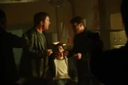 Detective Slaughter (Adam Baldwin, l.) ist zurück und verwickelt Castle (Natahn Fillion, r.) gleich in seinen neusten Fall. Eigentlich sollte es nur um Raub gehen, doch dann stolpern die Beiden über eine Leiche und den gefesselten jugendlichen Straftäter Loius (Brett DelBuono, M.) ...