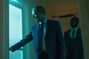 Ein Mörder, der die Polizei unablässig auf falsche Fährten führt, beschäftigt DS Roy Grace (John Simm, l.) und seinen Stellvertreter DS Glenn Branson (Richie Campbell, r.).