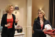 Natascha (Melanie Wiegmann, l.); Marlene (Lucy Scherer, r.)