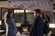 Ihr erster Hochzeitstag steht an und Castle (Nathan Fillion, r.) hat natürlich eine Überraschung für seine Frau geplant. Doch wird die bei Beckett (Stana Katic, l.) auch wirklich gut ankommen?