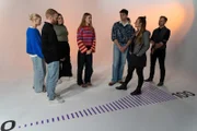 Biologin Jasmina Neudecker (2.v.r.) möchte von den Teilnehmenden eines Experiments wissen: Wie seid ihr und habt ihr euch verändert?