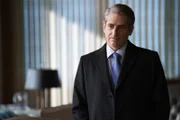 Robert Lewis (Michael Imperioli)