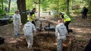 Rechtsmedizinerin Dr. Greta Leitner (Sybille Schedwill, l) lässt eine Leiche bergen. Bei Vorbereitungen für eine Urnenbeisetzung in einem Bestattungswald wurde das Mordopfer entdeckt.
