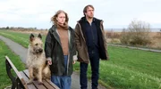 Bjarne Mädel (r.) inszeniert derzeit den zweiten Fall mit dem Kriminalhauptkommissar und übernimmt erneut auch die Hauptrolle.