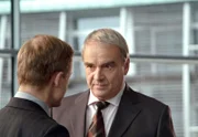 hr-fernsehen DER DICKE Folge 19, Gefährliche Spiele, 26-teilige Fernsehserie, Deutschland 2005-2007, Regie: Lars Jessen, am Donnerstag (08.04.10) um 23:15 Uhr. Martin Brüggmann (Walter Kreye, r.) soll Herbert Kritzs (Helmut Zhuber, l.) Versicherungsgesellschaft in einer Sammelklage vertreten - gegen Gregor Ehrenberg.