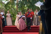 v. l. n. r.: Prinzessin Heidi (Ellen Evans), Prinzessin Vicky (Louisa Bay), Königin Victoria (Jenna Coleman), Prinz Bertie (Laurie Shepherd), Prinz Albert (Tom Hughes), Lord Alfred (Jordan Waller) und Lady Emma Portman (Anna Wilson-Jones)