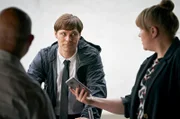 Kommissarin Rosa Herzog (Stefanie Reinsperger, r) will wissen, ob das Mordopfer bekannt war - auch bei den Angestellten des Bestattungsunternehmens Ihle: Nils Schmelzer (Henning Flüsloh, M) und Armin Röder (Björn Jung, links).