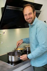 Gastgeber Benedikt Böcker möchte seinen Gästen ein „wildes“ Menü servieren: Rehfilet und Taubenbrust an einer Rotweinsauce und zum Nachtisch Crème Brûlée mit Fruchtspiegel.