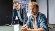 Bei der Befragung durch Kommissar Lars Englen (Ingo Naujoks, l.) stellt Manter (Sebastian Gerold, r.) sich stur und weigert sich etwas zu sagen.