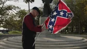 James Bessenger von der "South Carolina Secessionist Party"entrollt die Flagge der Konföderierten.