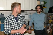 Tobias (Jan Kittmann, r.) wundert sich, dass sich Katrin bei Paul (Niklas Osterloh) für ihn eingesetzt hat.