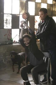 Dr. Brennan (Emily Deschanel, l.); Booth (David Boreanaz, r.)