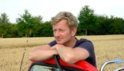 Für seine neue Expedition geht Michael Kessler buchstäblich an die Grenze. Rund 1.400 Kilometer legt der Comedian im Tuk Tuk zurück. Mit dem ostasiatischen Dreirad fährt er von Bayern bis an die Ostsee, immer entlang des ehemaligen deutsch-deutschen Grenzstreifens, um zu erfahren, ob 25 Jahre nach dem Mauerfall auch wirklich zusammen gewachsen ist, was zusammengehört. Im zweiten Teil der Reise tuckert er 700 Kilometer durch Niedersachsen, Sachsen-Anhalt, Mecklenburg-Vorpommern bis nach Schleswig-Holstein an die Ostsee. - Michael Kessler und Tuk Tuk auf einem Feld zwischen Ratzeburg und Lübeck.