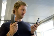 Wie schreibt man bloß eine Sms auf diesem kleinen Ding? Mick Brisgau (Henning Baum) ...