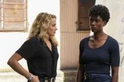 Special Agent Nina Chase (Shantel VanSanten, l.); Special Agent Tiffany Wallace (Katherine Renee Kane, r.)