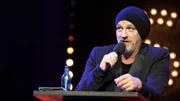 Bekannt für seinen trockenen Humor erzählt Sträter locker und lustig schräge Anekdoten aus seinem Leben, die an Absurdität nicht zu übertreffen sind. Sträter selbst sagt zu seinem Programm: "Knuspriges Material, dampfend frisch. Da bleibt kein Auge trocken." Aufgezeichnet im Kölner Tanzbrunnen.