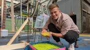 Christian testet die gelben Glibberperlen, die für die verstärkte Fettproduktion in den Talgdrüsen stehen.