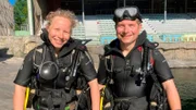 Jasmin und Bene steigen in ihre Tauchausrüstung und rücken dem grünen Belag zu Leibe.