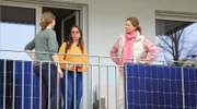 Auf dem eigenen Balkon Strom produzieren, das Klima schützen und dabei Geld sparen – ist das wirklich so einfach? In Heidelberg informieren sich Anja (m.) und Reporterin Hendrike (r.) bei der Besitzerin eines sogenannten Balkonkraftwerks.