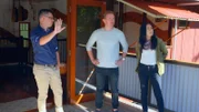 Ein frisch verlobtes Paar sucht auf seiner Heimatinsel in Australien nach ihrem nächsten Abenteuer - und ihrem ersten gemeinsamen Zuhause. Die Vielgereisten müssen sich nur noch entscheiden, ob sie ein Haus an der Cooloola-Küste oder in der wilden Natur bevorzugen.